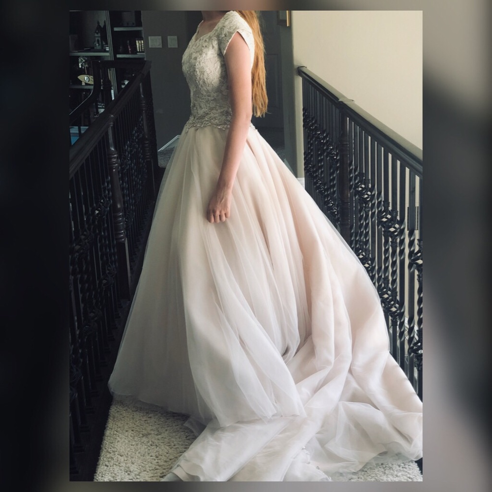 ⬇️$490 Allure Bridals wedding dress